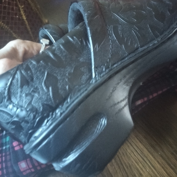 B.O.C. black leather slip-on shoes size 7 - Picture 2 of 5